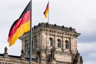 Ausschnitt des Reichstagsgebäudes in Berlin mit Deutschlandflaggen