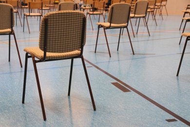 Polsterstühle in einer Turnhalle