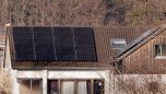 Solaranlage auf dem Dach eines historischen Gebäudes