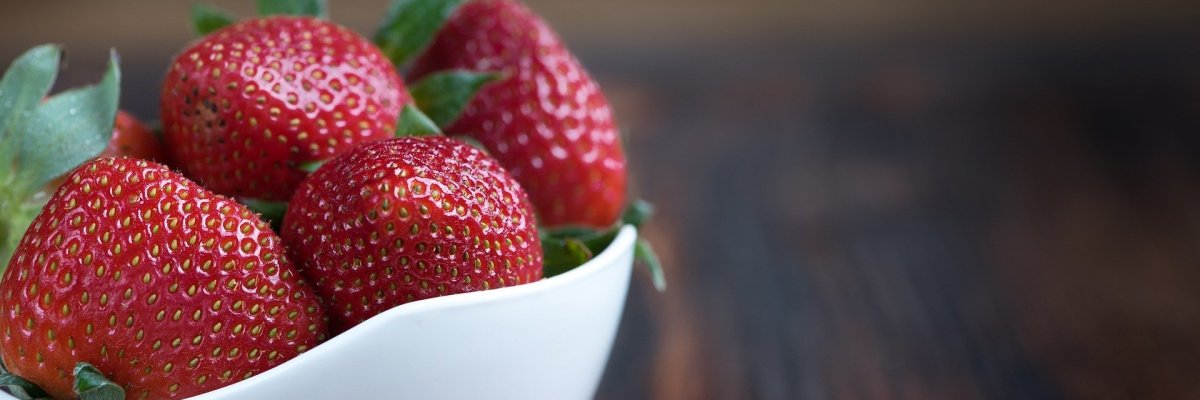 Erdbeeren in weißer Keramikschale