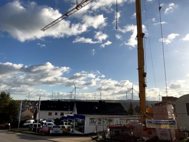 Ein Bildschirmfoto zeigt die Visualisierung von Windkrafträdern in einer Realumgebung von Hünstetten